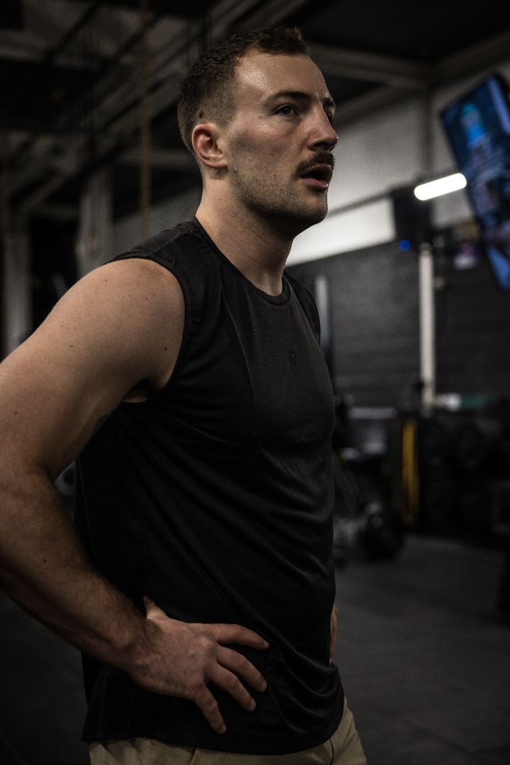 Essential Vest Black